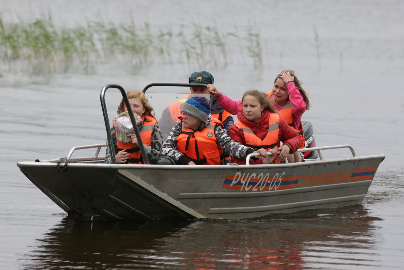 Karjalas Säämäjärvil tormi üleelanud lapsed saabumas kaldale.
