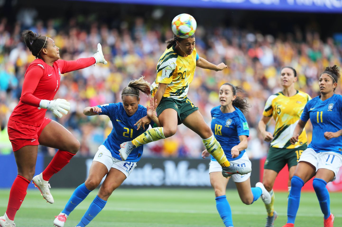Austraalia jalgpalli naiskonna kapten Sam Kerr aktsioonis MM-matšis Brasiilia vastu.
