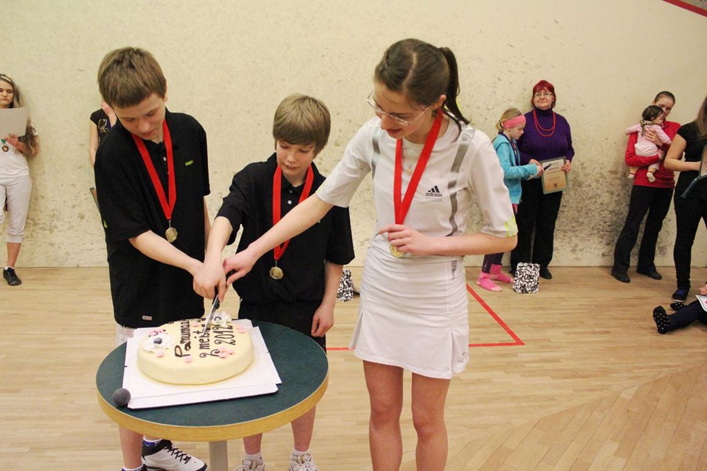 Pärast turniiri oli noortel squashi-meistritel au lõigata lahti võistluste kook.