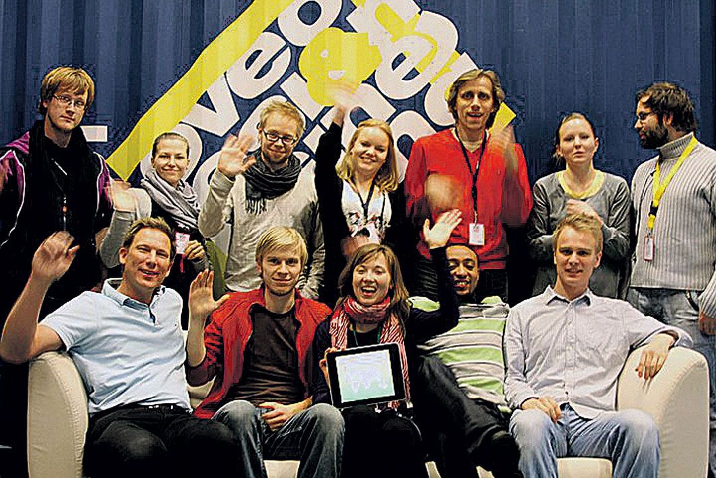 Arenguabi sotsiaalset võrgustikku AidBook48 loov meeskond idufirmade üritusel Garage48 Helsingis, kus ideed kibekiirelt edasi arendati ning pandi alus koostööle selle elluviimisel.