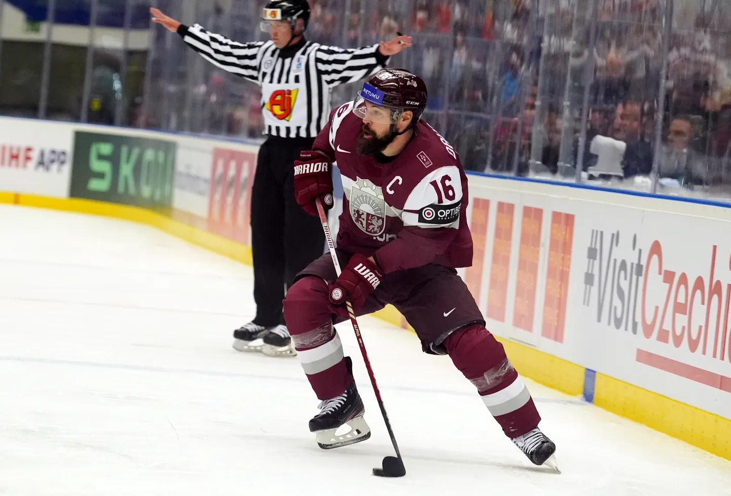 Latvijas hokeja izlases kapteinis Kaspars Daugaviņš (nr.16)