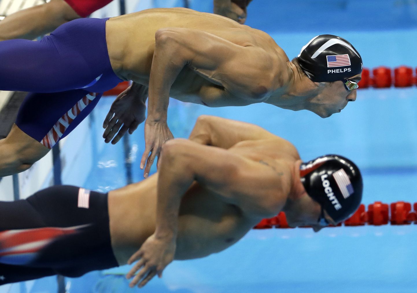 Michael Phelps (üleval) heitlemas 200 meetri kompleksujumise poolfinaalis Ryan Lochtega.