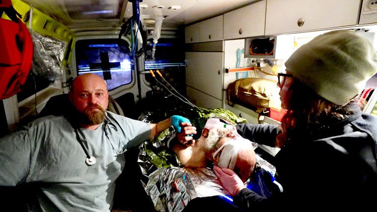 Руслан и Оля везут раненого по имени Саша в больницу на операцию