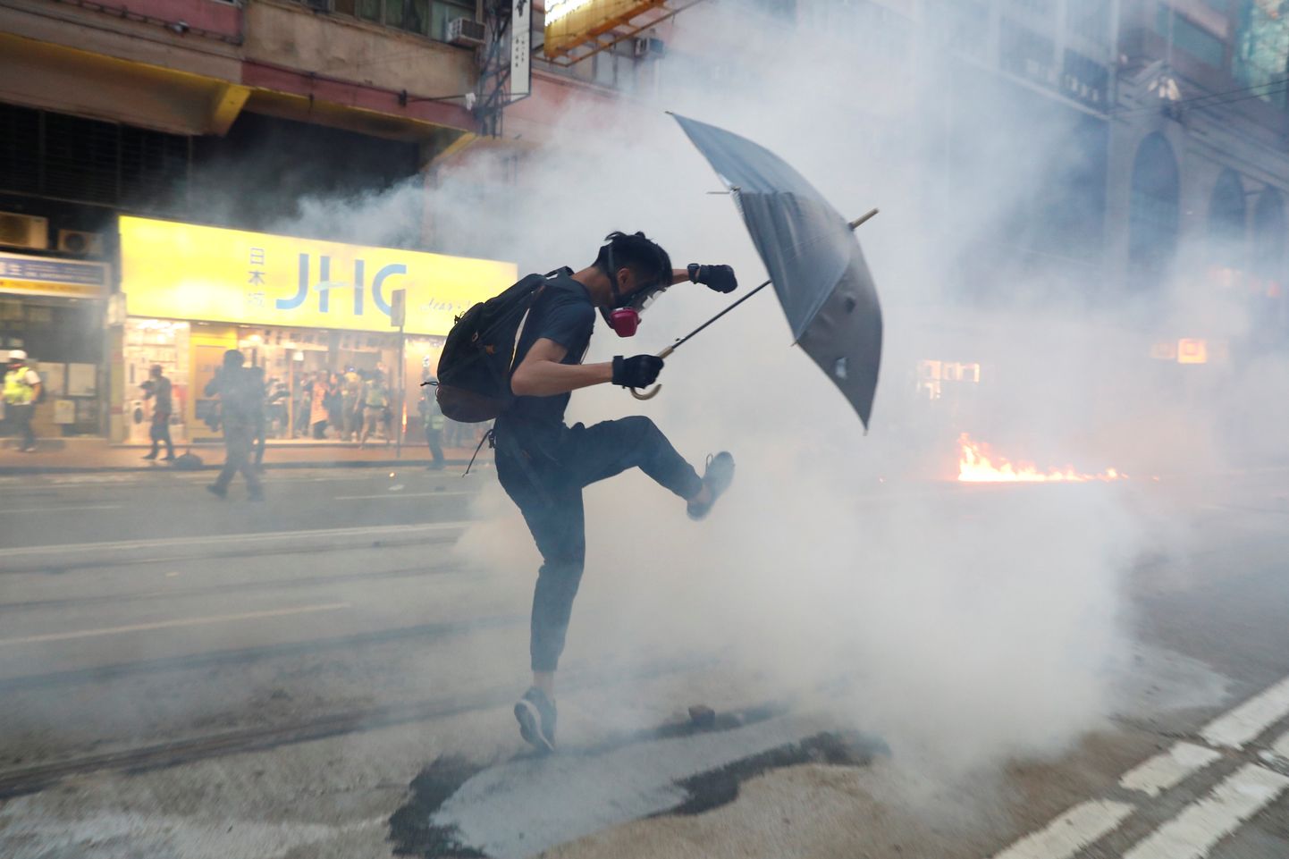 Hongkongi politsei tõrjus meeleavaldajaid pisargaasiga.