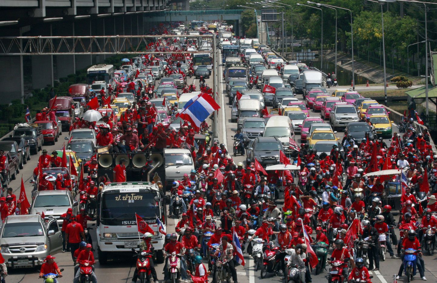 Bangkoki tänavatele kogunes täna ligi 60 000 meeleavaldajat.