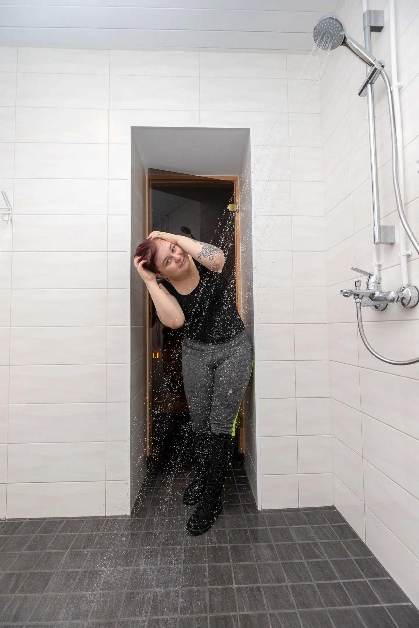 Tohvril elav Sonja-Gertruda Peters tuli uut sauna enne avamist üle vaatama. Saunas lubab ta hakata käima koos perega.