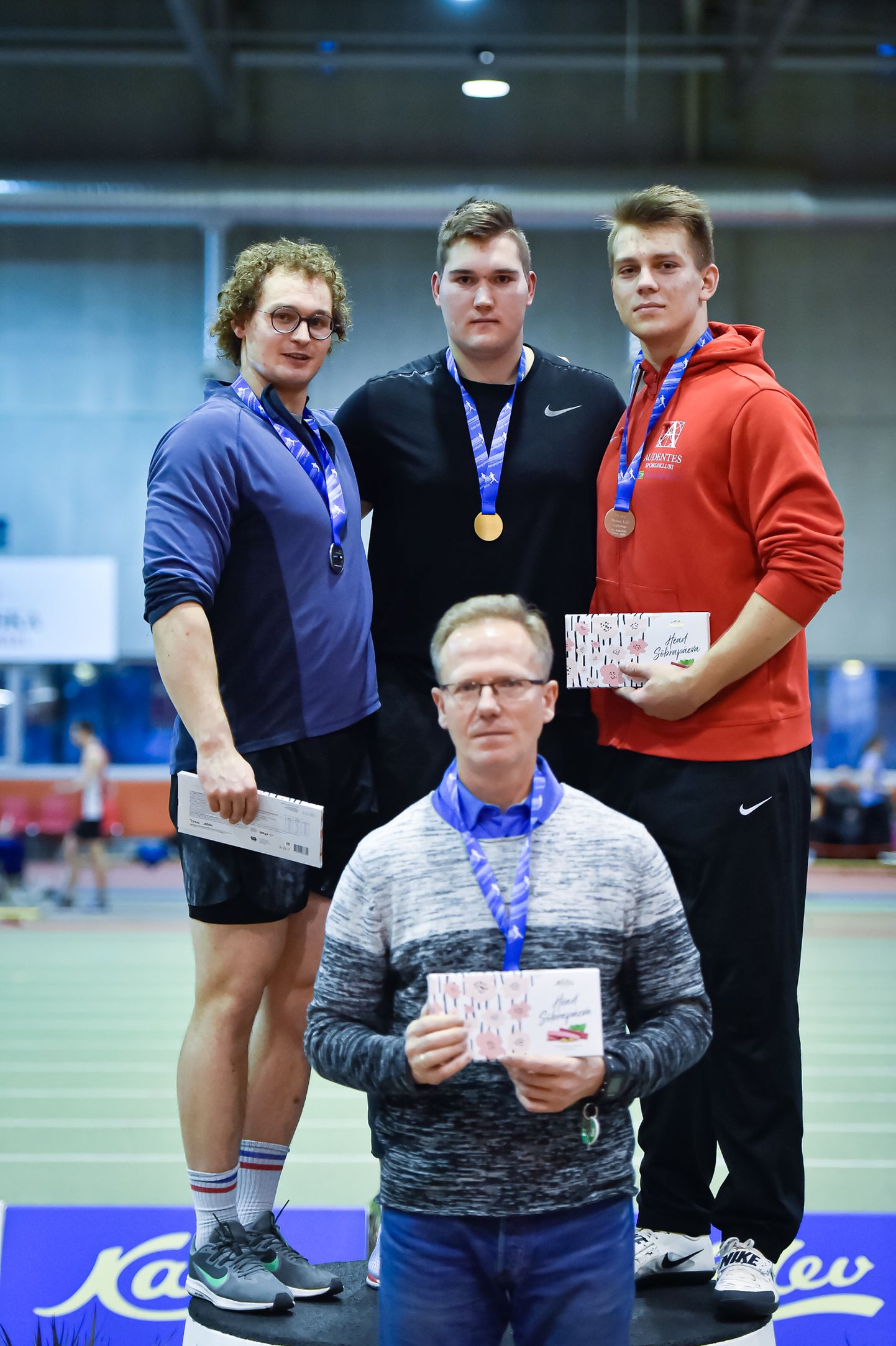 Kuulitõukes tuli M23 vanuseklassi Eesti meistriks Jõhvi kergejõustikuklubi Visa esindav treener Hanno Kolli õpilane Tanel Saatman (keskel).