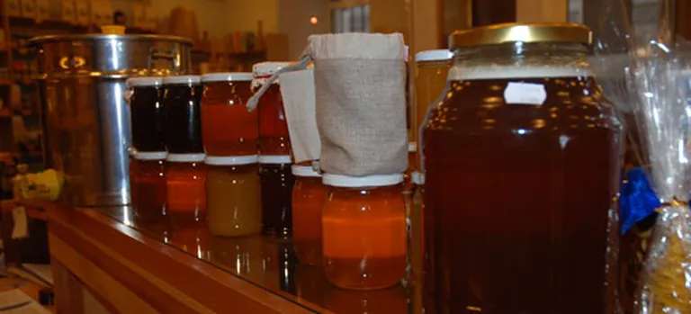 Veikalā pieejami vairāki desmiti medus veidu 