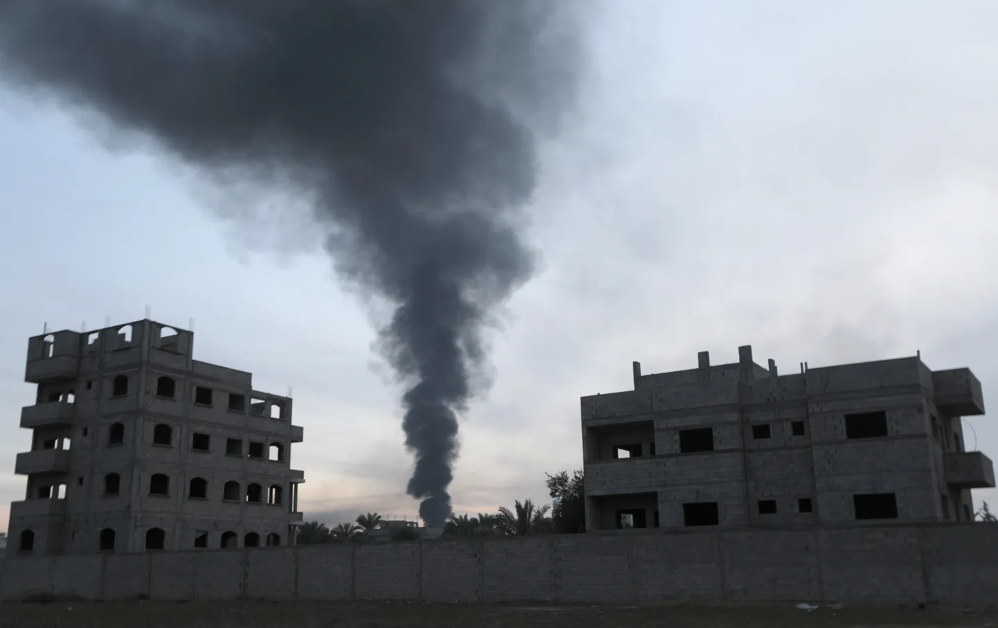 Suits Khan Yunise linna kohal peale Iisraeli õhulööke Gaza sektori lõunaosas 7. detsembril 2023.
