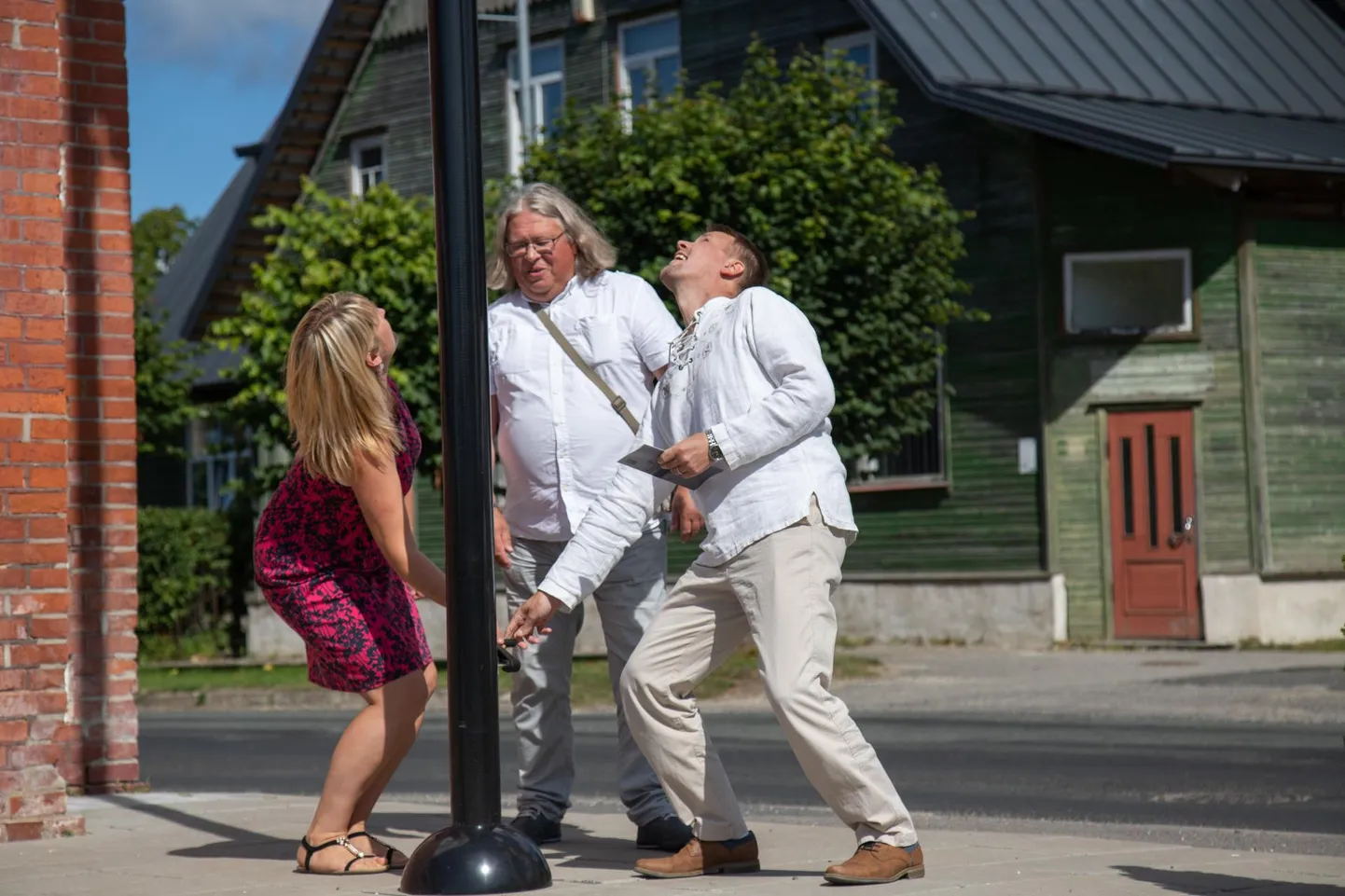 Festivali lipu heiskasid keskpäeval Suure-Jaani kultuurimaja direktor Aire Levand, Artur Kapi ühingu esimees Andres Uibo ja Põhja-Sakala vallavanem Hermann Kalmus. Kuigi suve hakul tekkis ühingu ja valla vahel muusikapäevade korraldamises lahkheli, teevad nad nüüd üksmeelselt koostööd.
