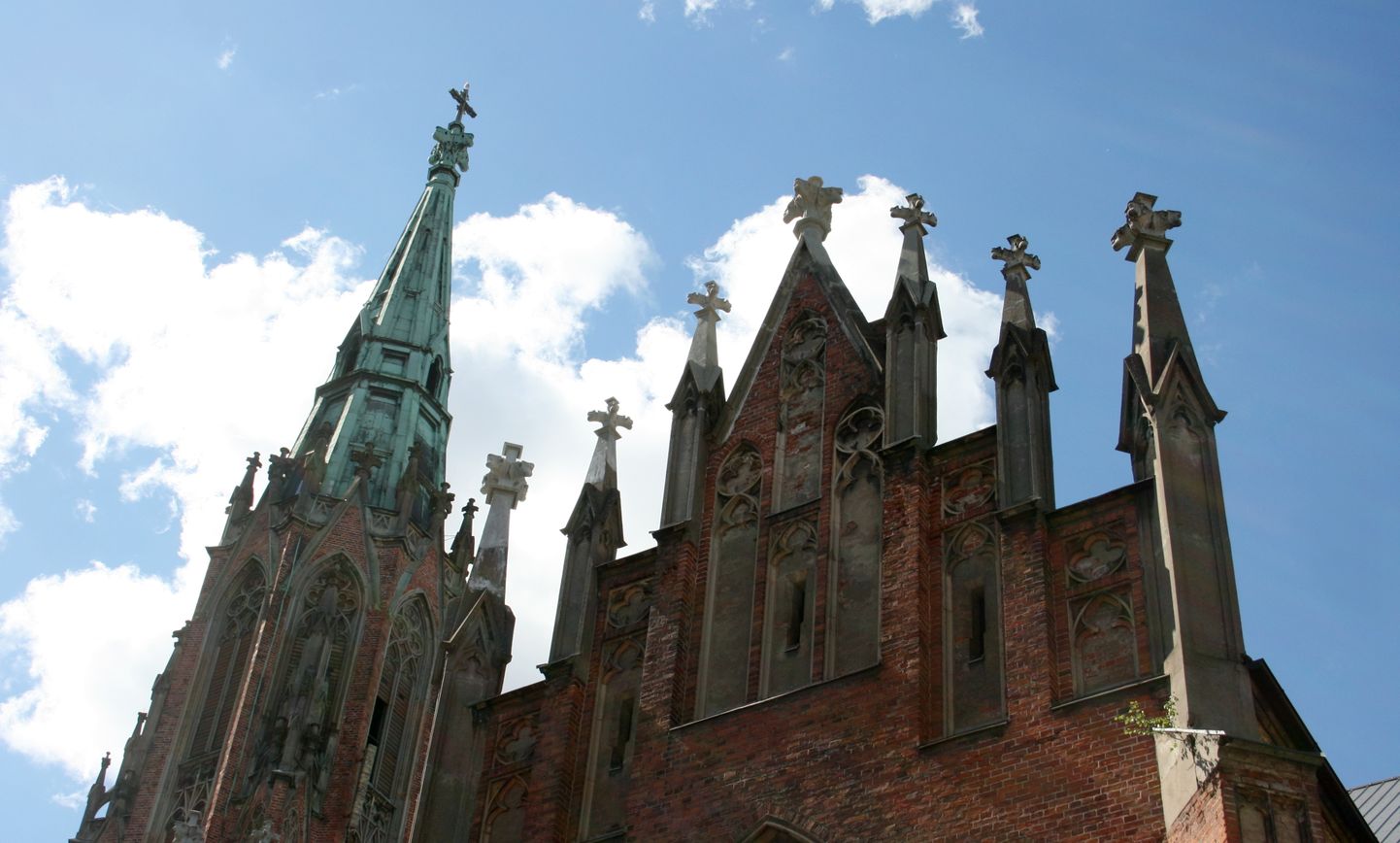 Rīgas Vecās Svētās Ģertrūdes evaņģēliski luteriskās baznīcas restaurētās krustapuķes un atjaunotie balstošie jumta un fasādes dekoratīvie tornīši.