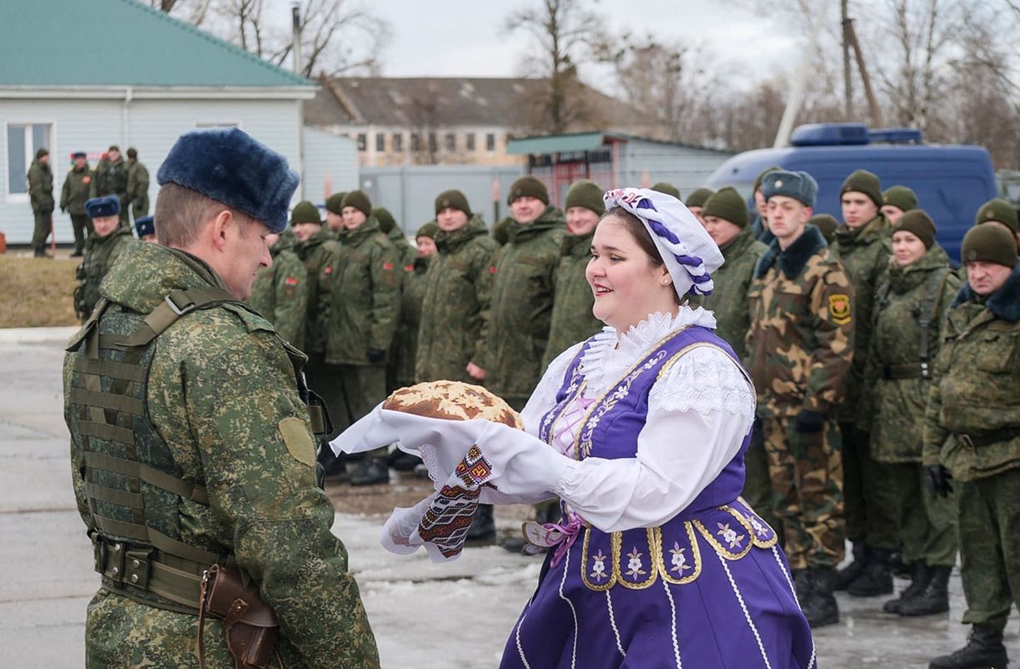 Vene emad küpsetagu üks puhastumisleib ja kutsugu oma pojad Ukrainast tagasi. Pildil valgevenelanna pakkumas soola-leiba Vene vägedele kuu aega enne Ukraina sõja algust.