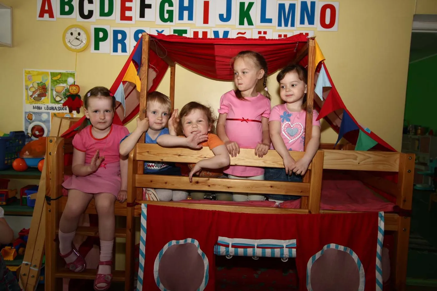 Mia, Tormi, Marten, Helena ja Elis-Marie Buratino lasteaias mängimas.