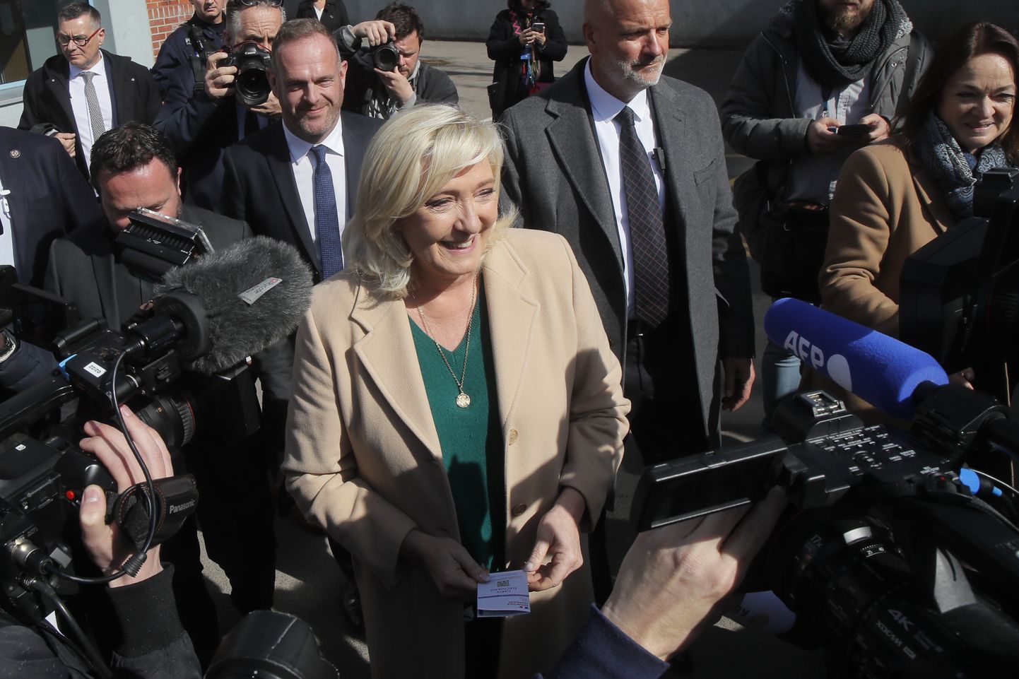 Marine Le Pen pärast hääletamist presidendivalimiste esimeses voorus Põhja-Prantsusmaal.