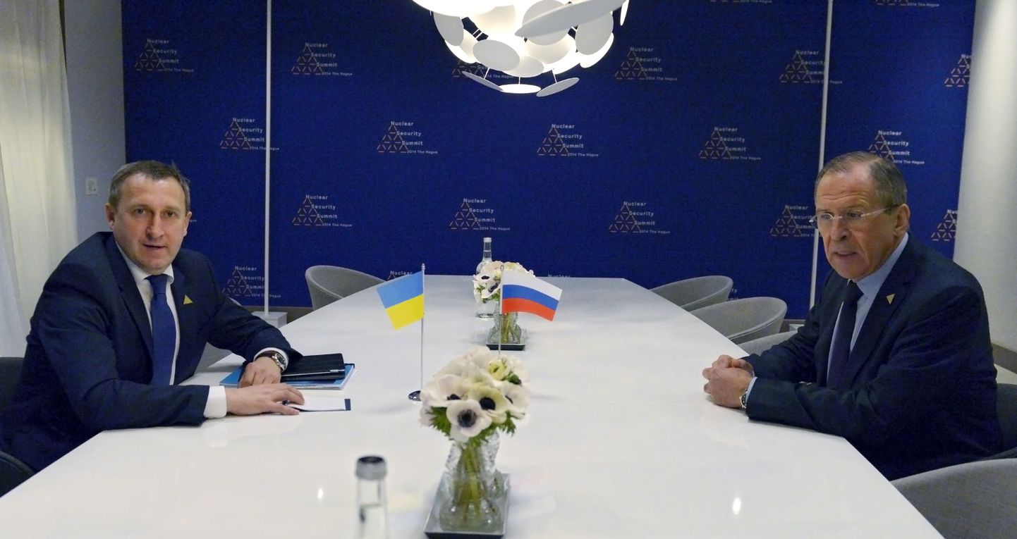 Vene välisminister Sergei Lavrov (paremal) koos Ukraina kolleegi Andri Deštšõtsaga Haagis.