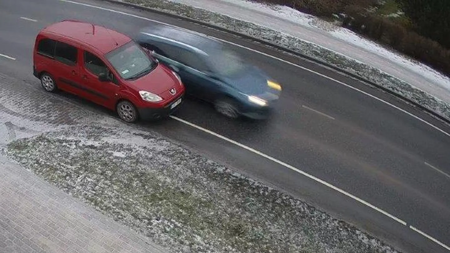 Синяя Toyota повредила другой автомобиль.