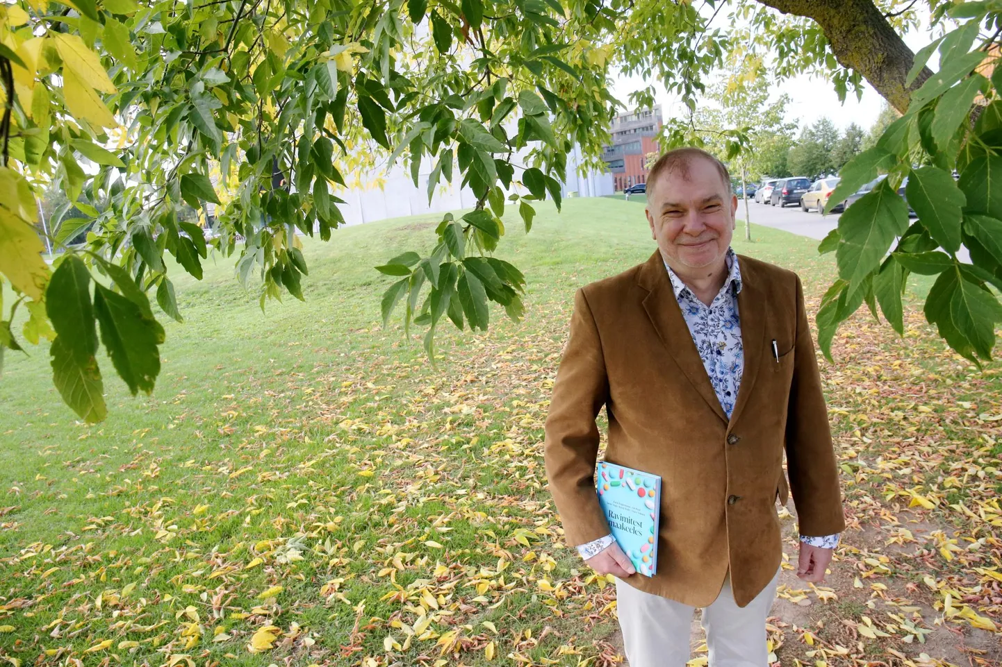 «Ravimitest maakeeles» on vajalik lugemine elusügises inimestele, kuna sügis, nagu Ain Raal ütleb, ei pea olema kurb, vaid võib olla väga ilus ja värviline.