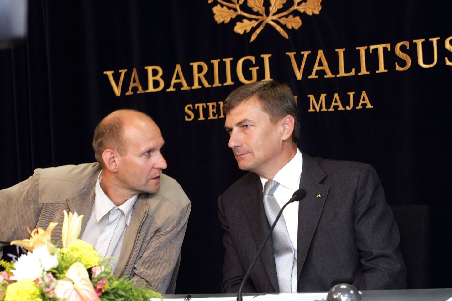 Pildil on põllumajandusminister Helir-Valdor Seeder ja peaminister Andrus Ansip valitsuse pressikonverentsil 24. juulil.