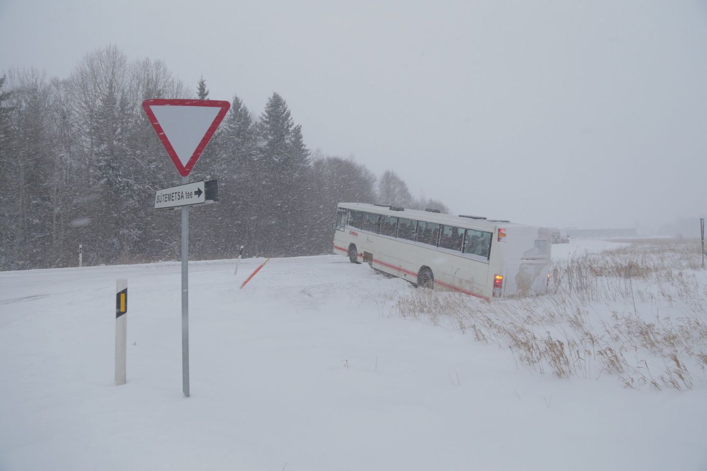 Kas aastat tagasi sõitis Harku vallas koolibuss lumetuisu tõttu kraavi