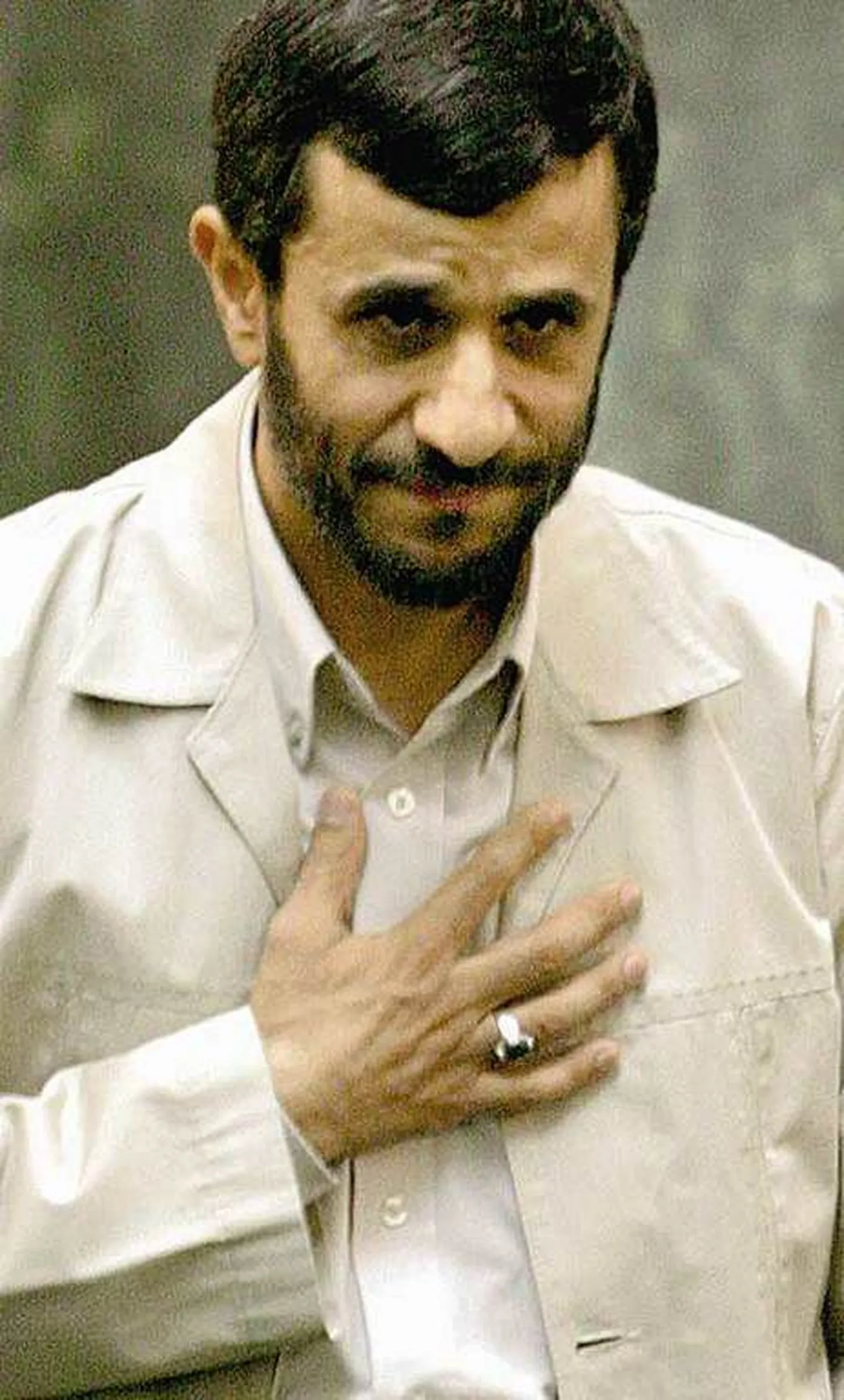 Konservatiiviks peetav 49-aastane Iraani president Mah­moud Ahmadinejad on oma sõnul lihtne mees ja rahva teener. Teherani linnapeana elas ta tagasihoidlikus korteris ning tuuritas Iraanis valmistatud vana sõiduautoga Peykan.