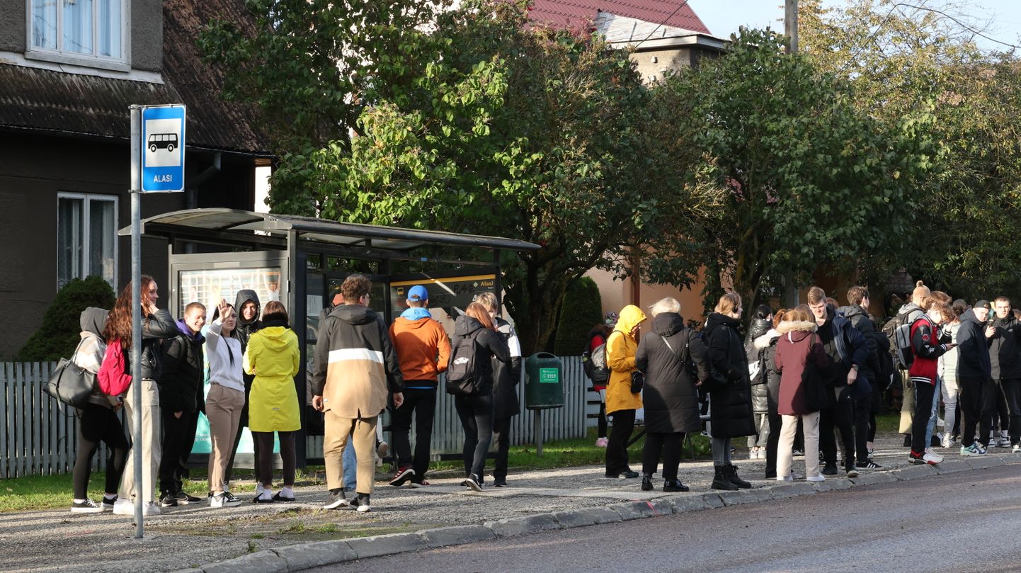 Pommiähvarduse tõttu tuli Tartu rakendusliku kolledži õpilastel üheskoos bussi ootama asuda, kuna koolipäev jäi ära.