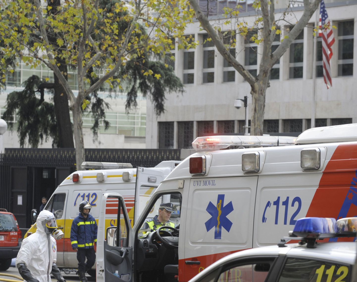 Päästeteenistused ja keemiaeksperdid USA saatkonnahoone juures Madridis 17. detsembril, kui saatkonda samuti toodi kahtlane ümbrik.
