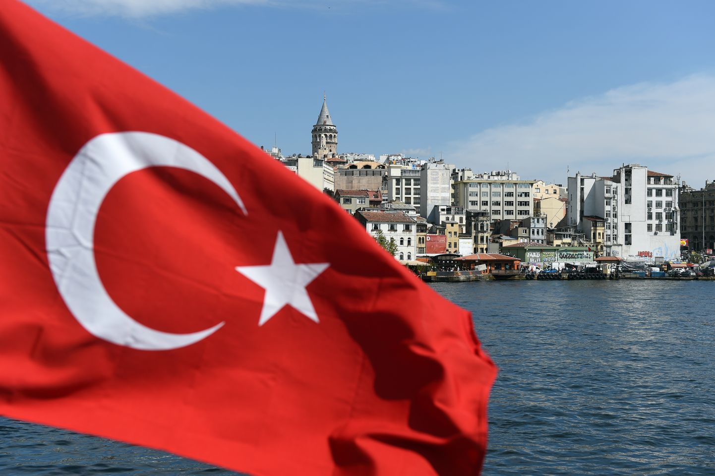 Turcijas karogs uz prāmja Bosfora Zelta raga llīcī.