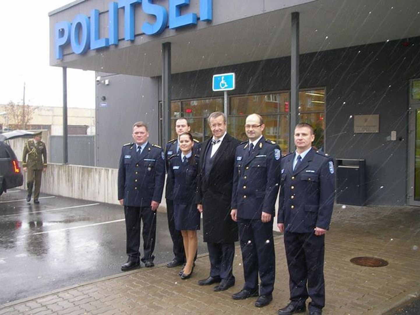Президент Тоомас Хендрик Ильвес перед Нарвским полицейским участком.