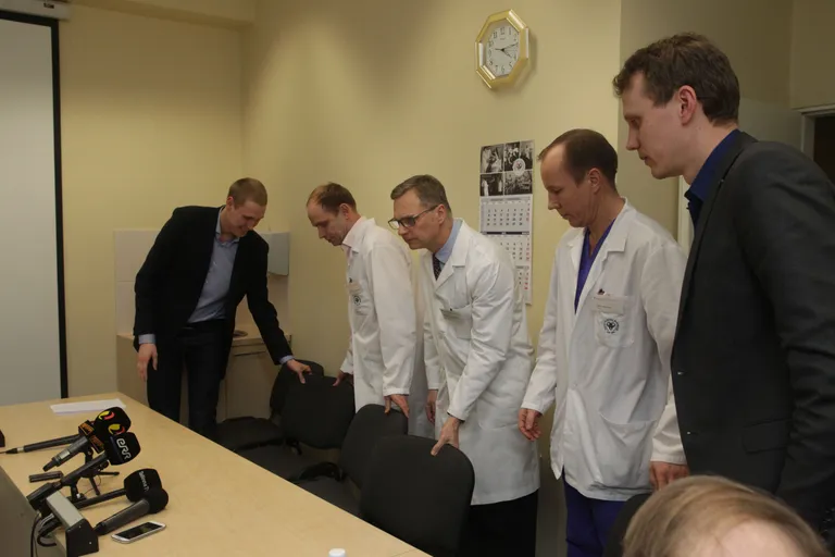 Arstid andsid Keskerakonna initsiatiivil kokku kutsutud pressikonverentsil Tartu ülikooli kliinikumis teada, et Edgar Savisaarel tuli jalg amputeerida. (Kristjan Teedemaa)