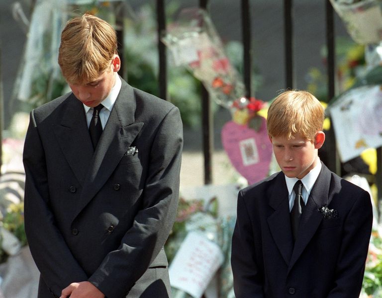 Prints William (vasakul) ja prints Harry 1997. aastal oma ema printsess Diana matusel