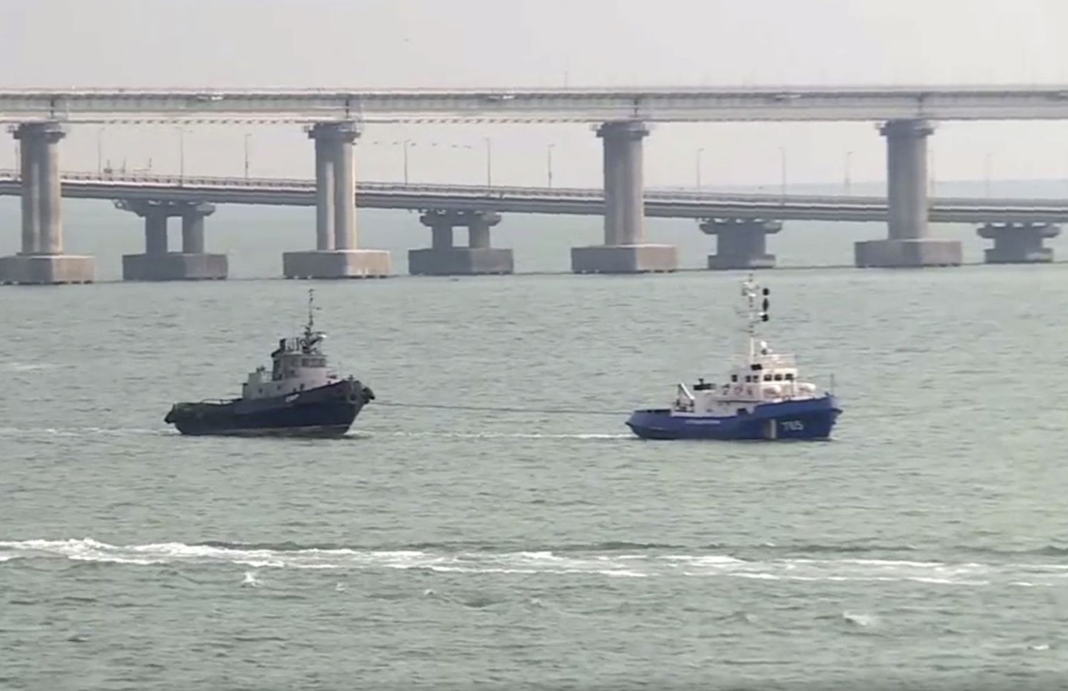 Ukraina mereväe aluse pukseerimine Kertši silla lähistel.