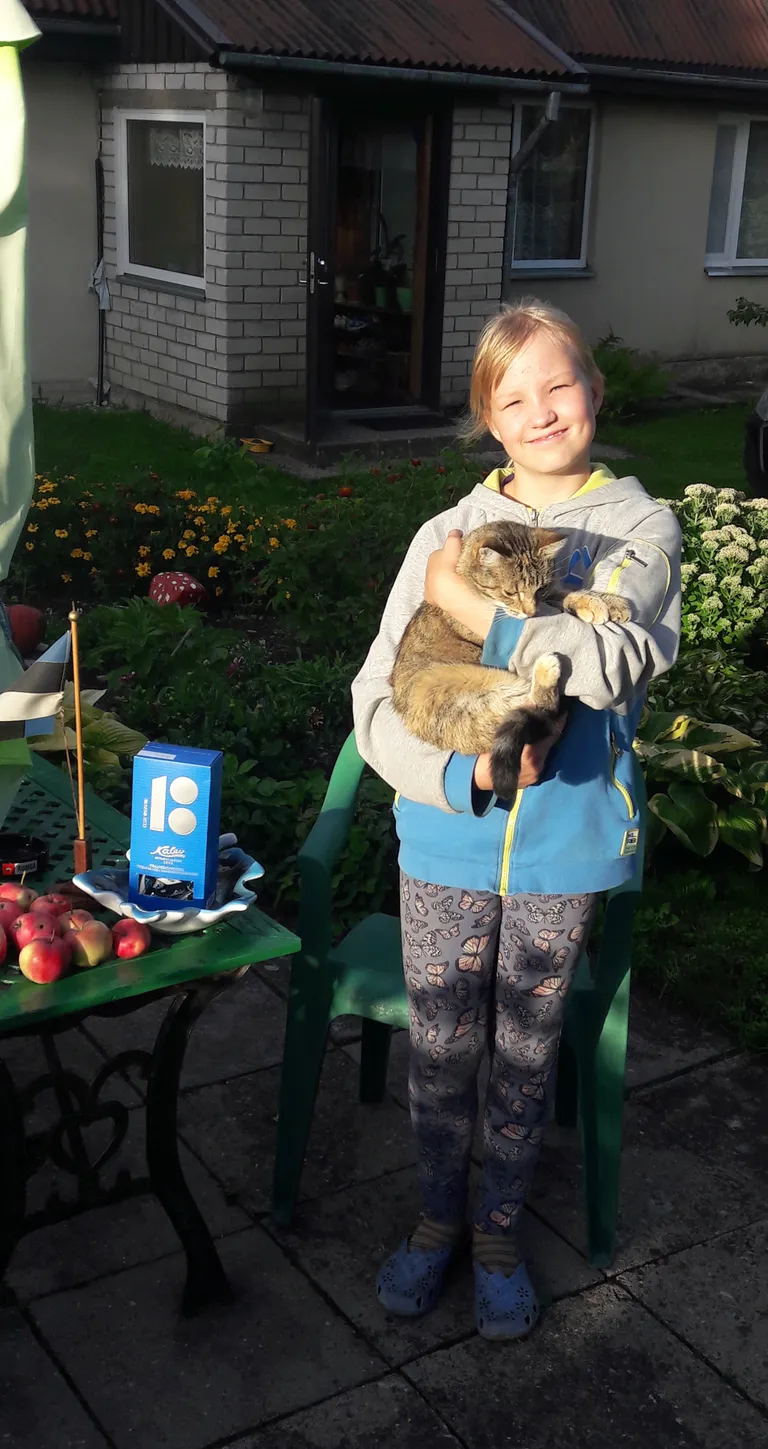 Kaisa (11) käib koos ema ja vanaemaga tihtipeale merel. Kalast ei ütle ära ka pere kass Turri.