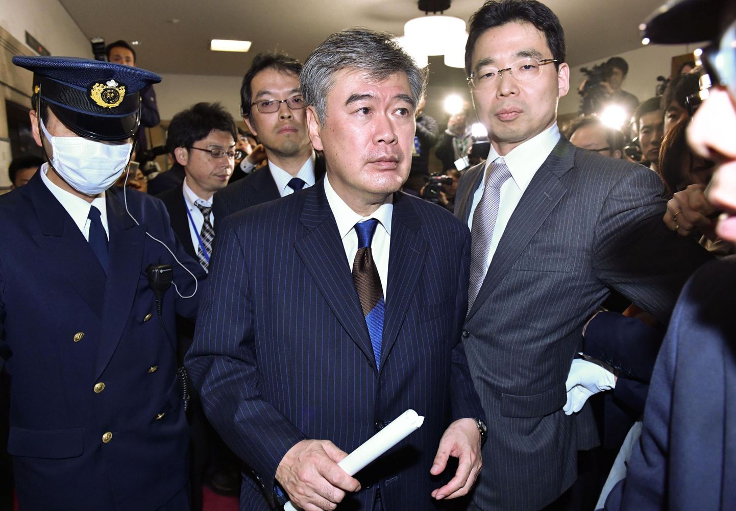 Jaapani asevälisminister Junichi Fukuda (keskel) kaotas hiljuti ameti seksuaalse ahistamise süüdistuste tõttu.
