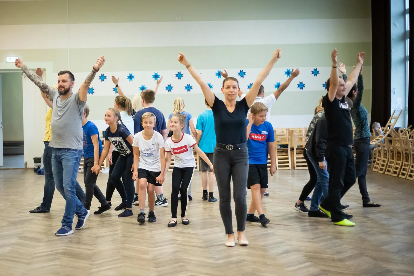 Kuigi Rakvere gümnaasiumi pererühm harjutas kooli aulas ei andnud nad endale üldse armu: ikka harjutati täie rammu ja rõõmuga. Perekond Holsti – Aleksandr (vasakul), Sofia (keskel) ja Kristina (paremal) – püüdsid nii, et nende silmistki paistaks, et nad tantsivad juba nagu suurel peol.