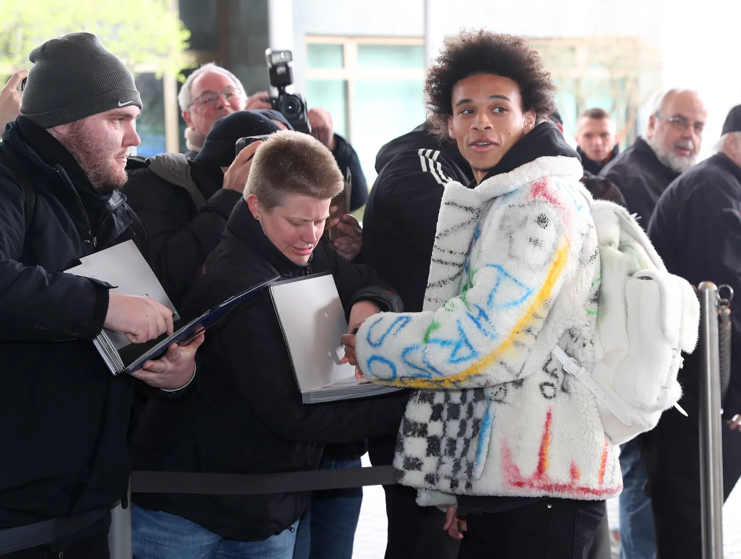 Niisuguses rõivastuses ilmus Leroy Sane Wolfsburgis Ritzi hotelli juurde.