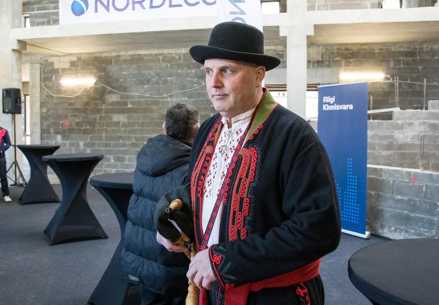 Hendrik Agur  praegu ehitamisel olevas Kohtla-Järve riigigümnaasiumis selle sarikapeo ajal.