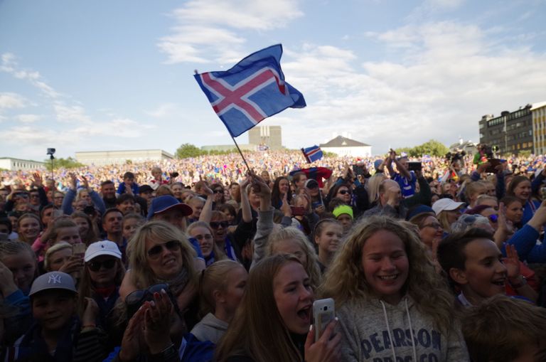 Island. Fännid tähistavad oma jalgpallimeeskonna kojujõudmist EM-ilt. 