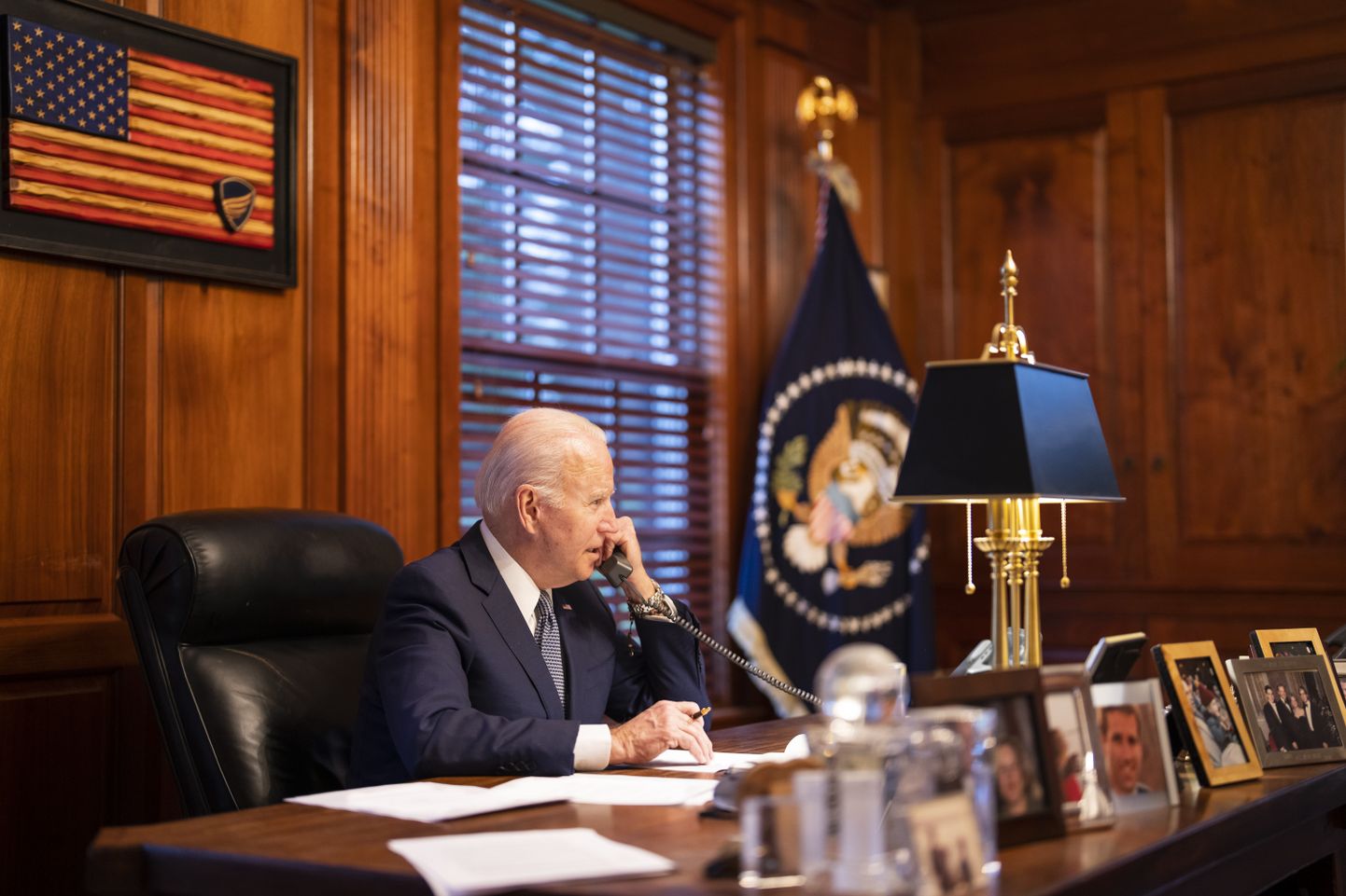 Kaader USA presidendist telefonivestluse ajal.