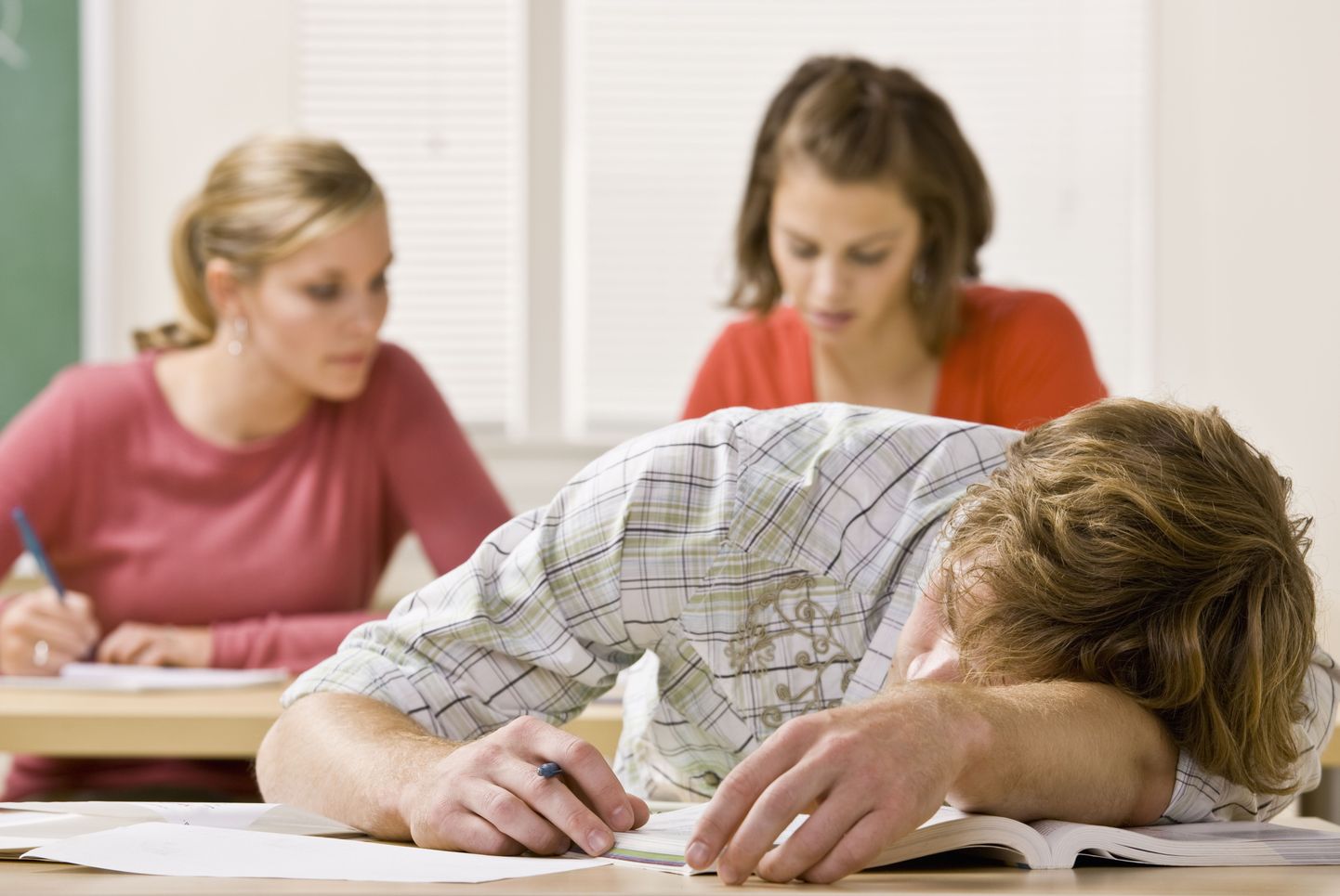 Pool tundi hiljem algav koolipäev leevendaks tunduvalt õpilaste kroonilist väsimust.