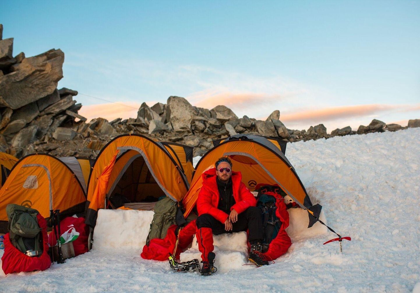 “See oli kolmas treeningupäev, kui ööbisime 3500 meetri kõrgusel telkides, otse jää ja lume peal. Kaevasime endale tasapinnad, kuhu telk panna,” sel­gitas Karel ­Kaljuste.