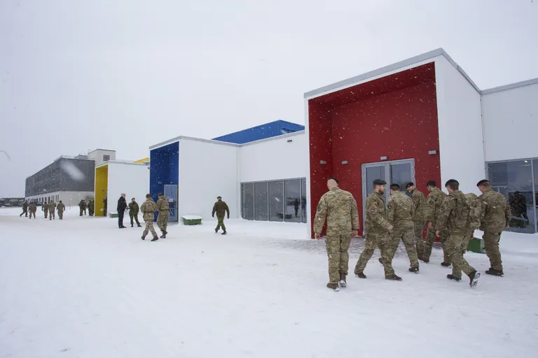 У столовой Тапаского военного городка есть входы различного цвета: красный — только для союзников, синий — как для союзников, так и для эстонских военнослужащих, желтый — только для эстонских солдат. Все помещения, их обстановка и меню одинаковые.