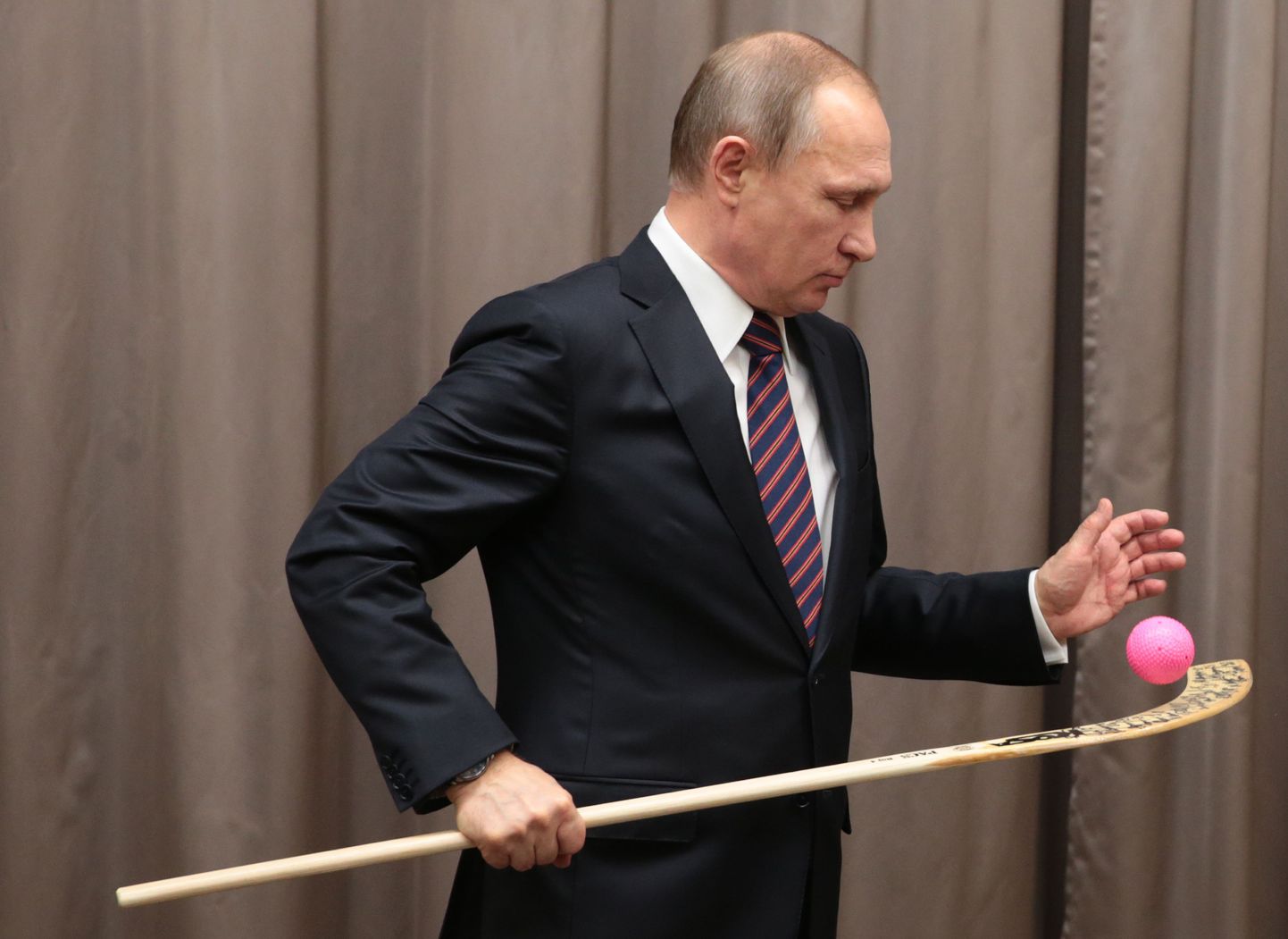 Vladimir Putin jääpalliga tutvumas.