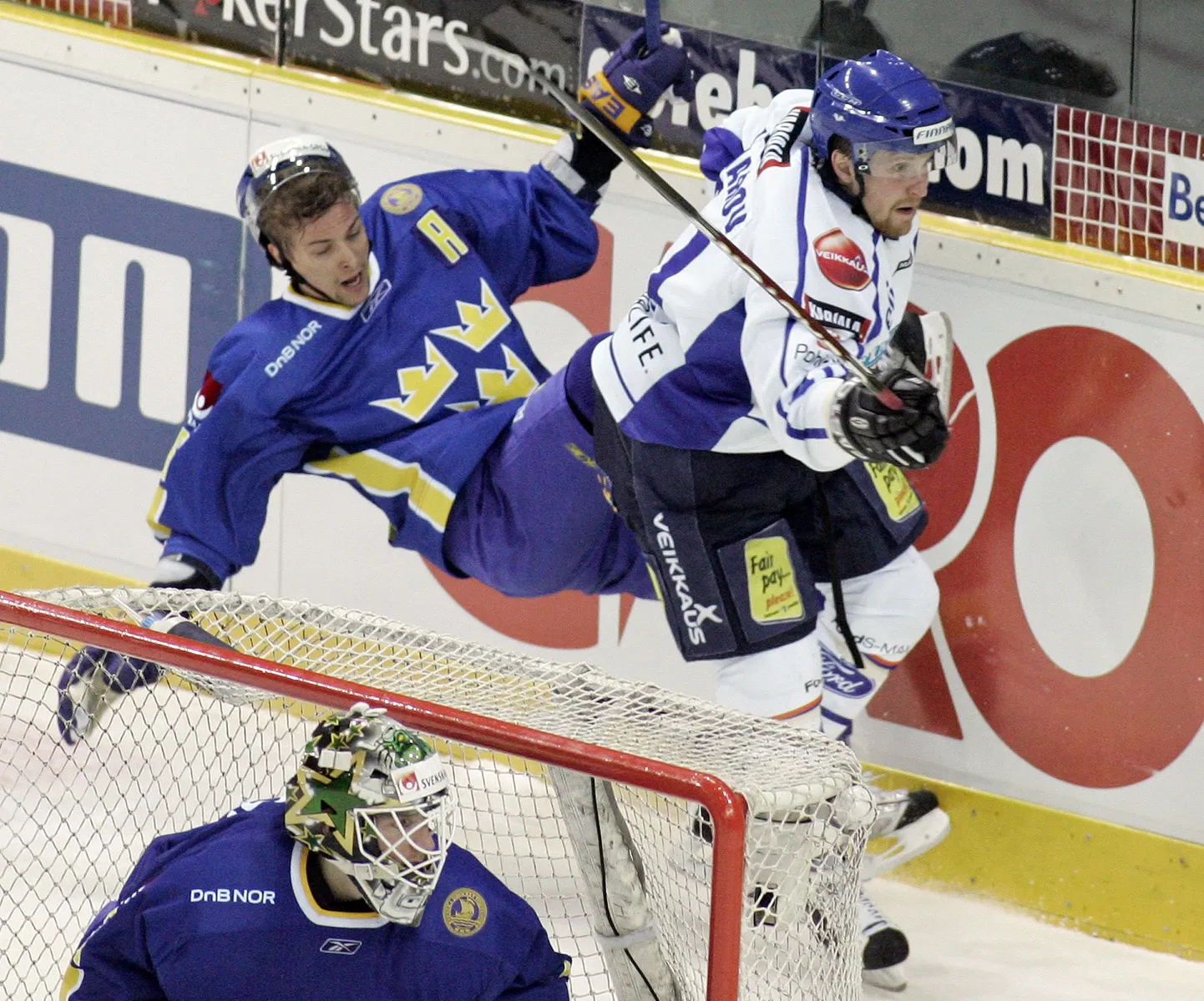 Leo Komarov (valges) mängus Rootsi vastu.