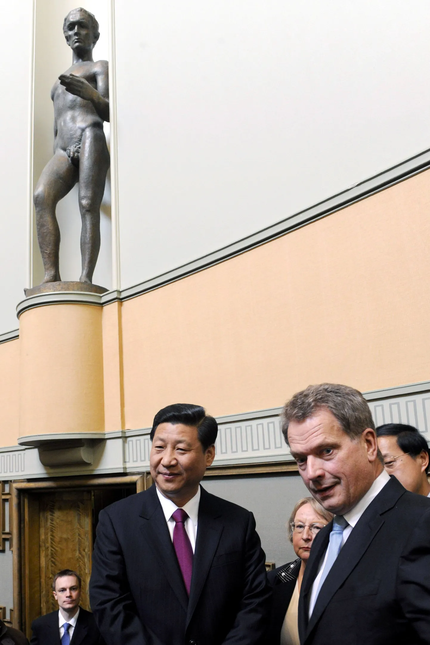 Sauli Niinistö (paremal) koos Hiina asepresidendi Xi Jinpingiga.