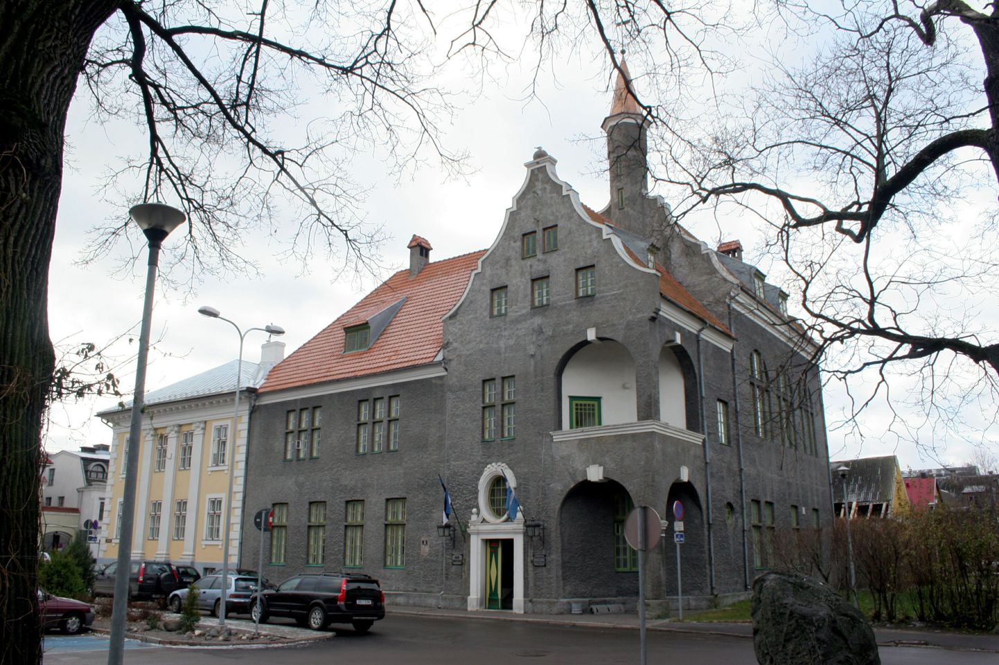 Raekoja saalis istungeid pidavasse Pärnu linnavolikokku kandideerib 317 inimest.