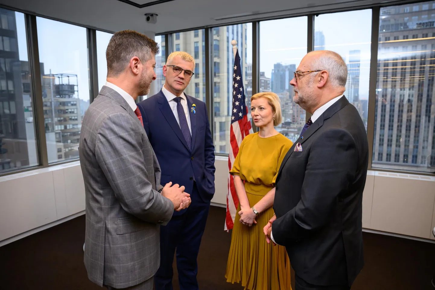 Suursaadik Prikk (vasakul teine) uue Eesti New Yorgi aukonsulaadi avamisel koos president Alar Karise ja aukonsul Airi Hämmaloviga vestlemas New Yorgi linna rahvusvaheliste suhete juhi Edward Mermelsteiniga.
