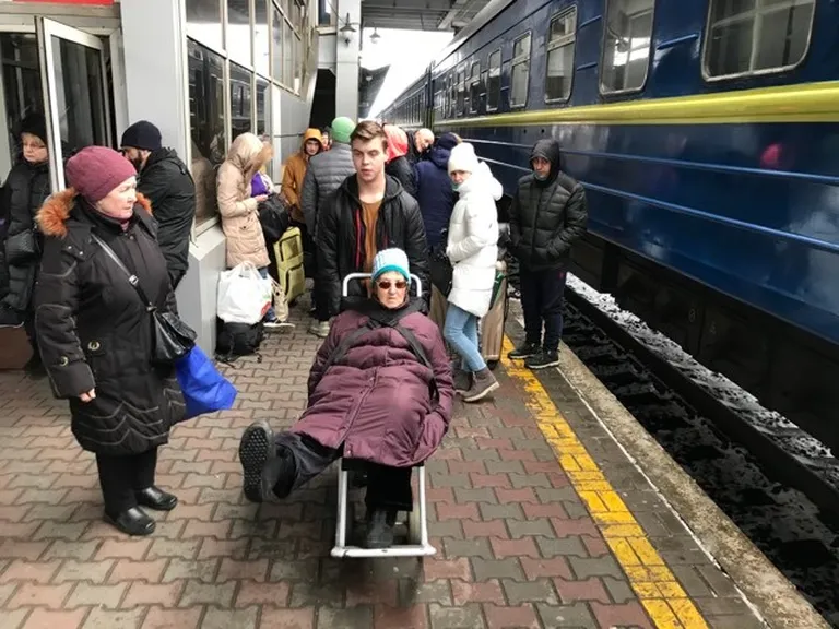Люди на вокзале Киева.
