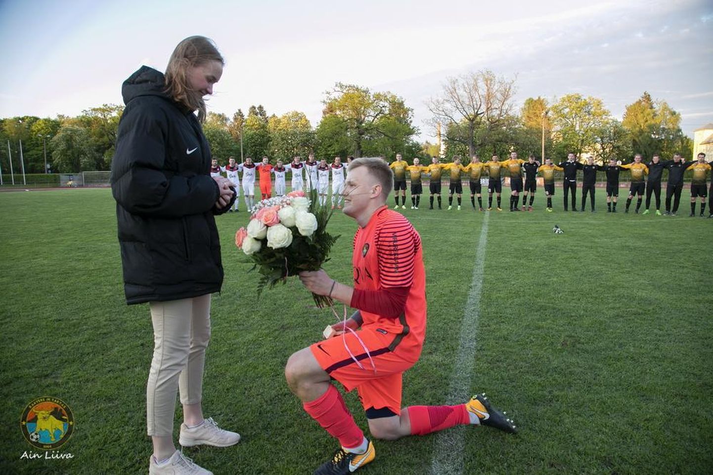 Vaatamata reedesele lüüasaamisele vutiplatsil võttis Rakvere Tarva jalgpallimeeskonna väravavaht Artem Levizi südame rindu ja palus mängujärgselt samas oma kallima kätt. Edukalt.