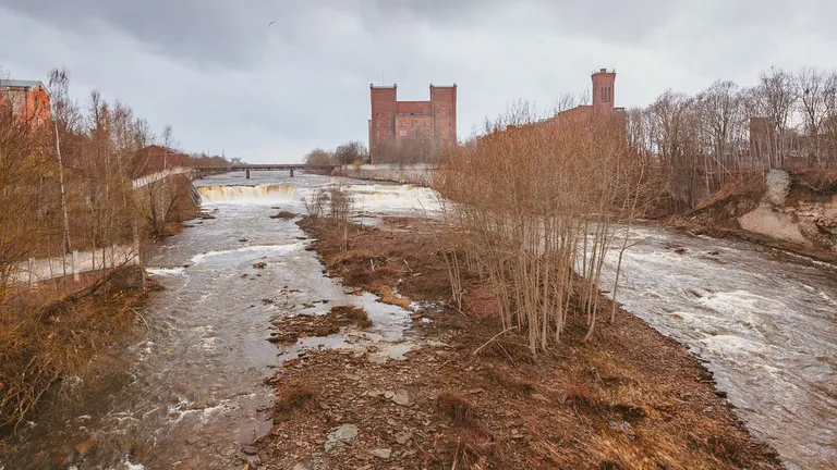 Вид на старые кренгольмские здания и Нарвские водопады./ Фото: Илья Смирнов/Архив