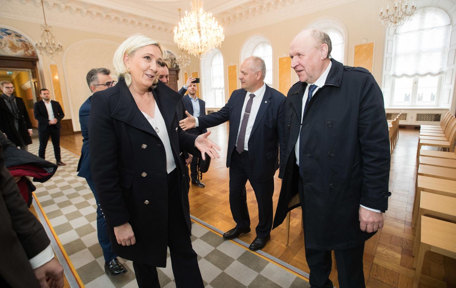 Pärast esimest jutuajamist Marine Le Peniga läks seltskond ühispildi jaoks riigikogu valgesse saali.